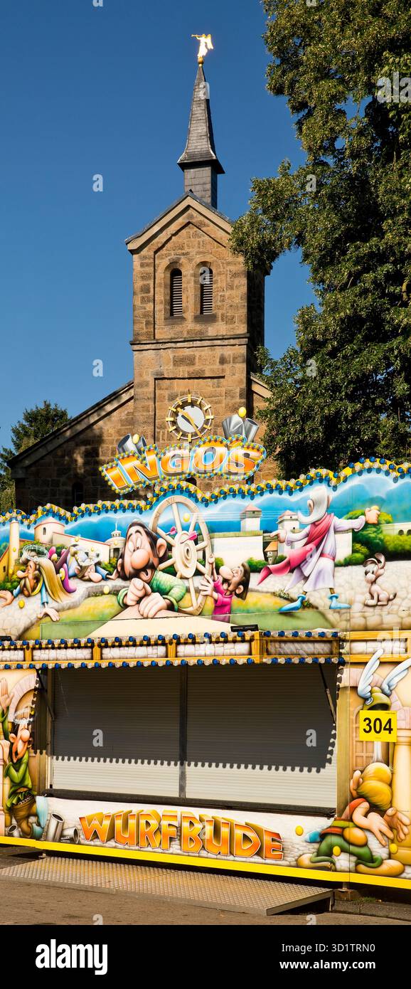 Cranger Church dietro lo stand di lancio chiuso la mattina, Cranger Fair, Herne, area della Ruhr, Germania Foto Stock