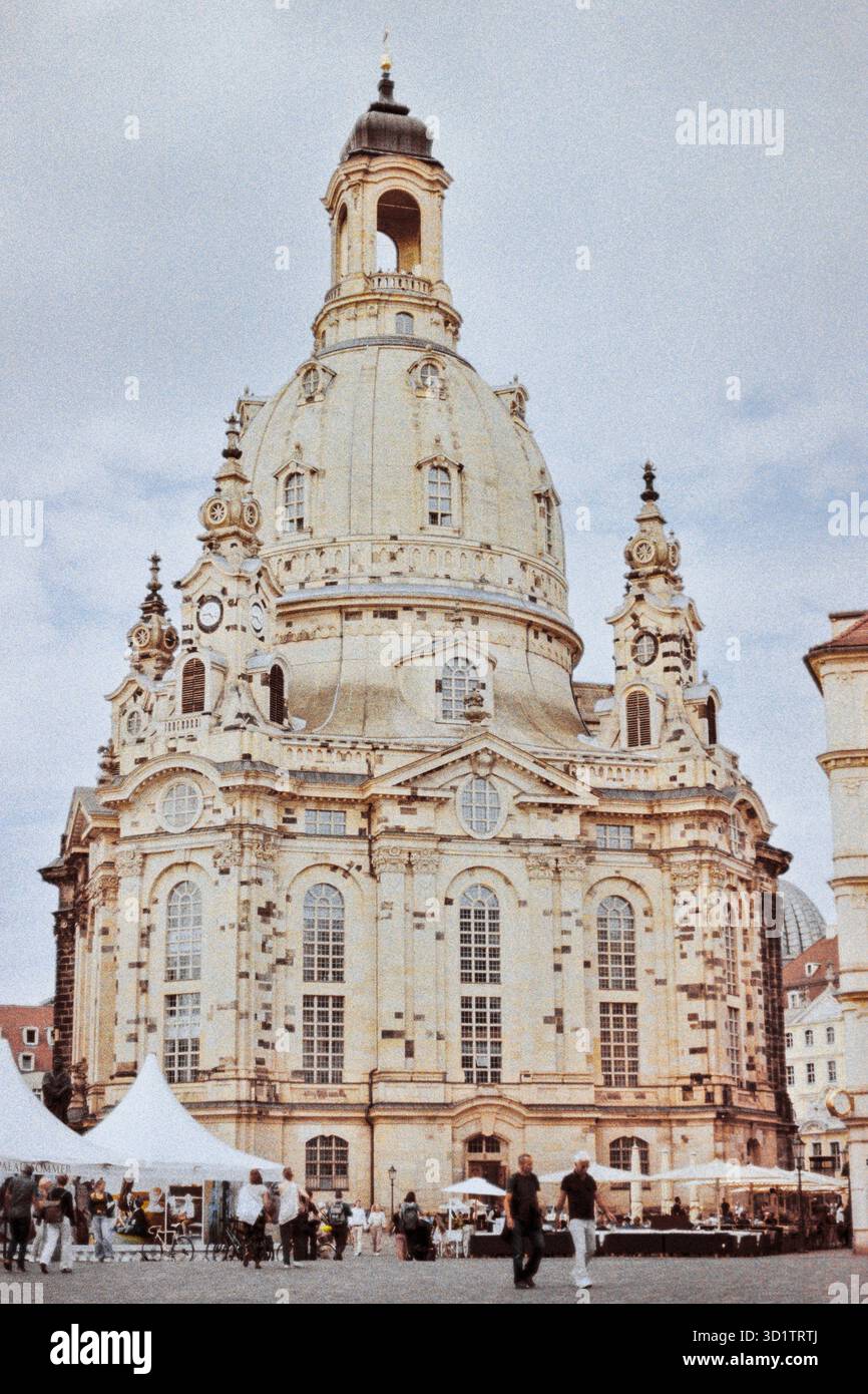 Frauenkirche (Chiesa di nostra Signora) in piazza Neumarkt. Architettura barocca nella città vecchia e famosa destinazione di viaggio in Sassonia. Girato su pellicola. Foto Stock