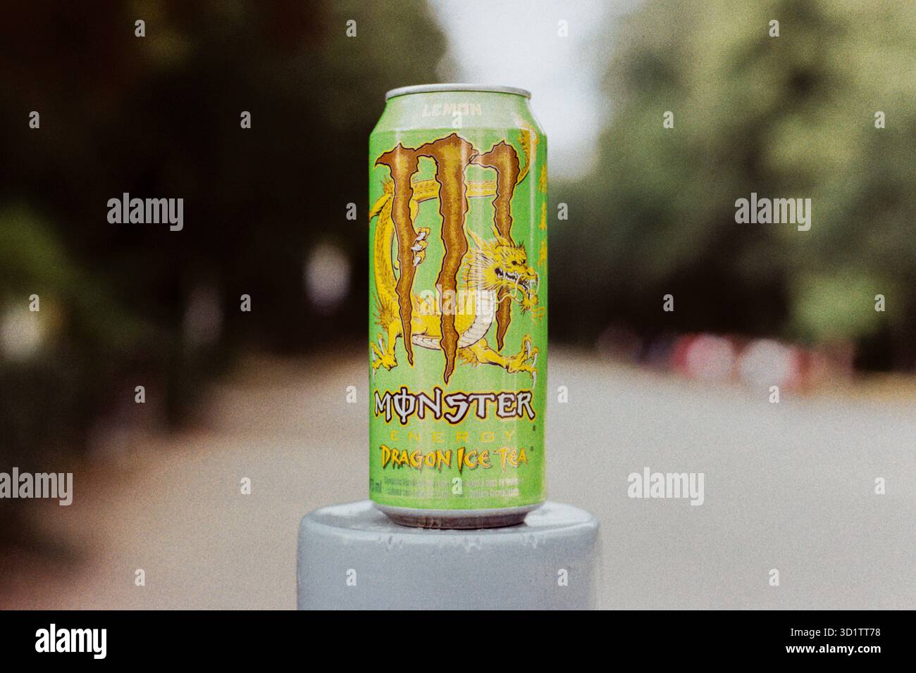 Monster Energy Dragon Ice Tea bevanda al limone dal Brasile. La bevanda energetica popolare può stare su una colonna di strada in un parco. Girato su pellicola Kodak Color. Foto Stock