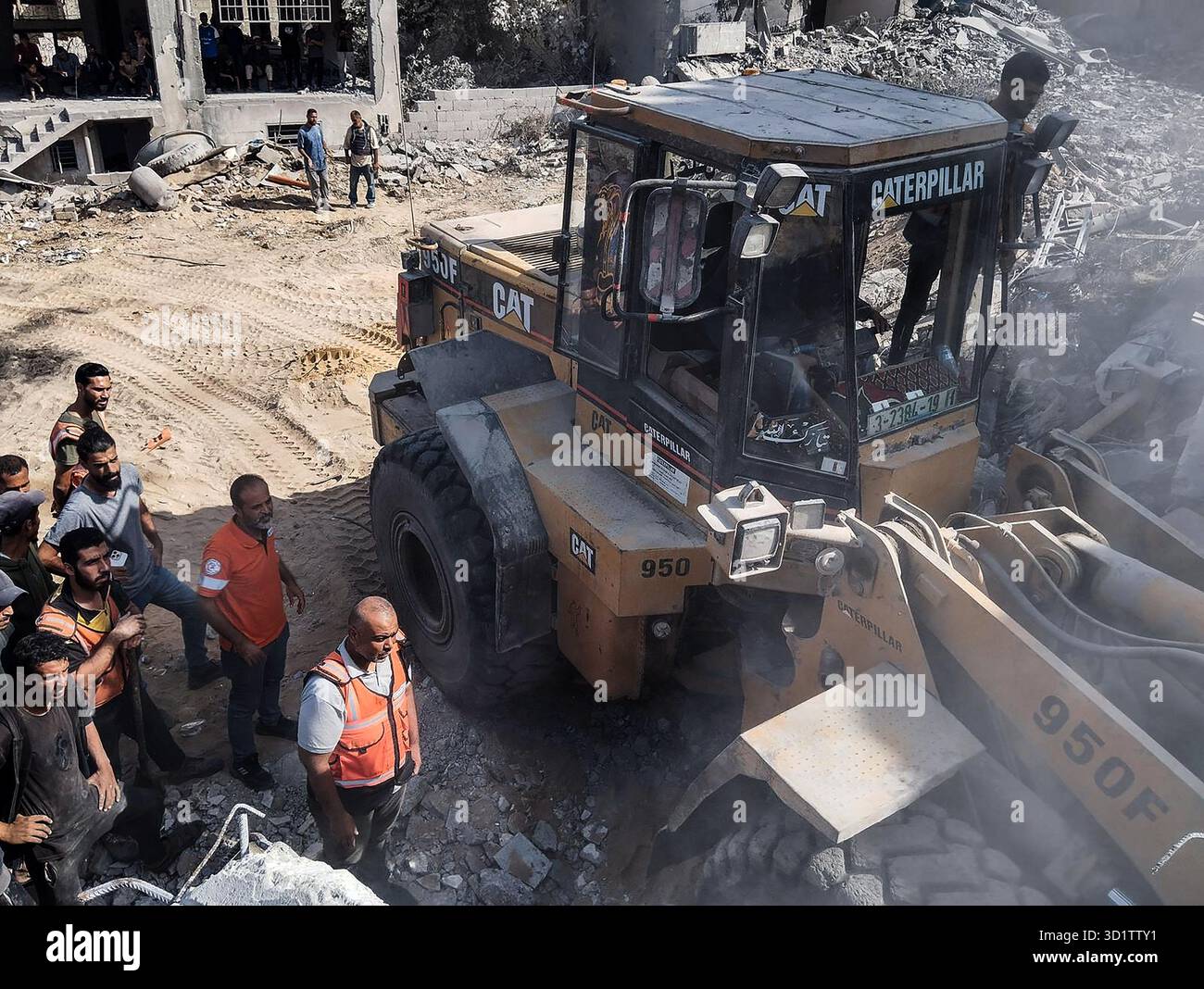 Gaza, Gaza. 29 ottobre 2025. Palestinesi con membri della squadra di difesa civile cercano vittime tra le macerie della casa della famiglia Habib, che è stata colpita in un attacco aereo israeliano nella città centrale di Gaza mercoledì 29 ottobre 2025, in violazione del cessate il fuoco. L'attacco, che ha preso di mira la Striscia di Gaza, ha ucciso almeno 100 persone, tra cui donne e bambini. Foto del servizio stampa della difesa civile palestinese/UPI credito: UPI/Alamy Live News Foto Stock
