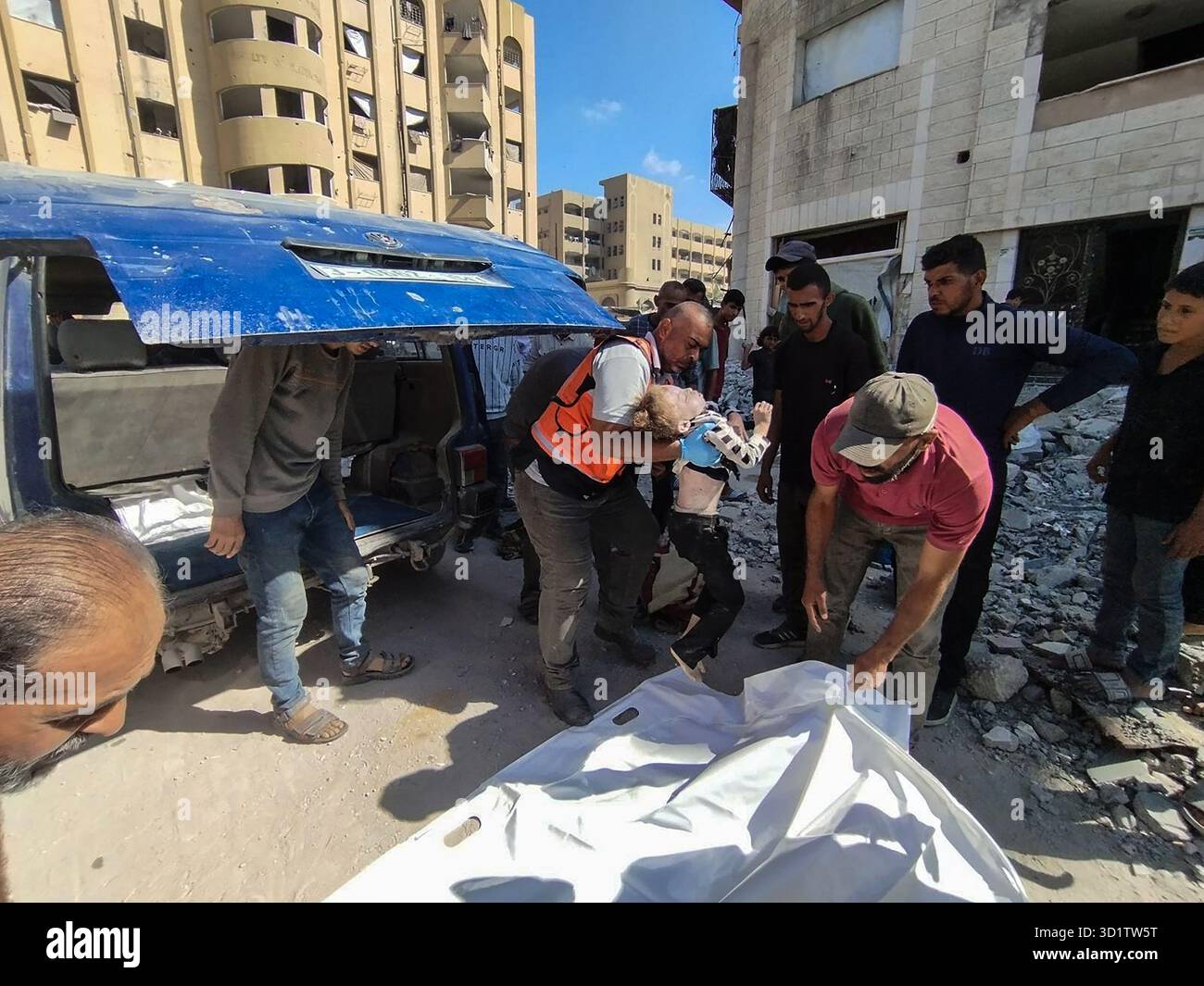 Gaza, Gaza. 29 ottobre 2025. Un membro della squadra di soccorso trasporta il corpo di un bambino palestinese estratto dalle macerie della casa della famiglia al-Habib, che è stata colpita in un attacco aereo israeliano nel quartiere Tel al-Hawa della città centrale di Gaza mercoledì 29 ottobre 2025, in violazione del cessate il fuoco. L'attacco alla Striscia di Gaza ha ucciso almeno 100 persone, tra cui donne e bambini. Foto del servizio stampa della difesa civile palestinese/UPI credito: UPI/Alamy Live News Foto Stock
