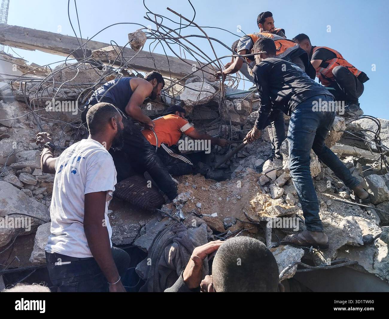 Gaza, Gaza. 29 ottobre 2025. Palestinesi con membri della squadra di difesa civile cercano vittime tra le macerie della casa della famiglia Habib, che è stata colpita in un attacco aereo israeliano nella città centrale di Gaza mercoledì 29 ottobre 2025, in violazione del cessate il fuoco. L'attacco, che ha preso di mira la Striscia di Gaza, ha ucciso almeno 100 persone, tra cui donne e bambini. Foto del servizio stampa della difesa civile palestinese/UPI credito: UPI/Alamy Live News Foto Stock