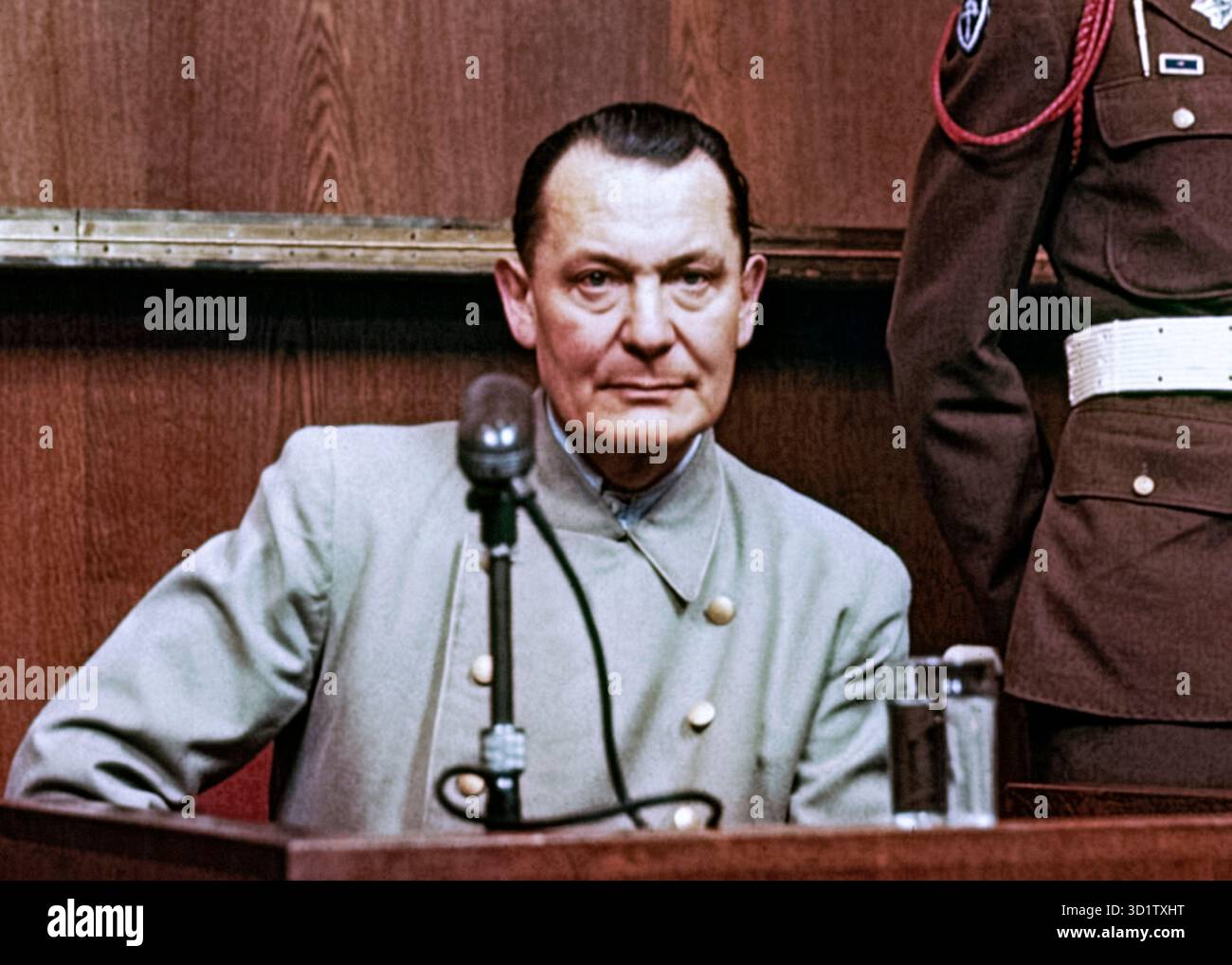 Hermann Goering (1893-1946) al banco dei testimoni durante il processo di Norimberga nel marzo 1946, dove fu sottoposto a un esame incrociato per crimini di guerra come ex Reichsmarschall e Comandante della Luftwaffe, una delle figure più potenti del partito nazista. Foto Stock