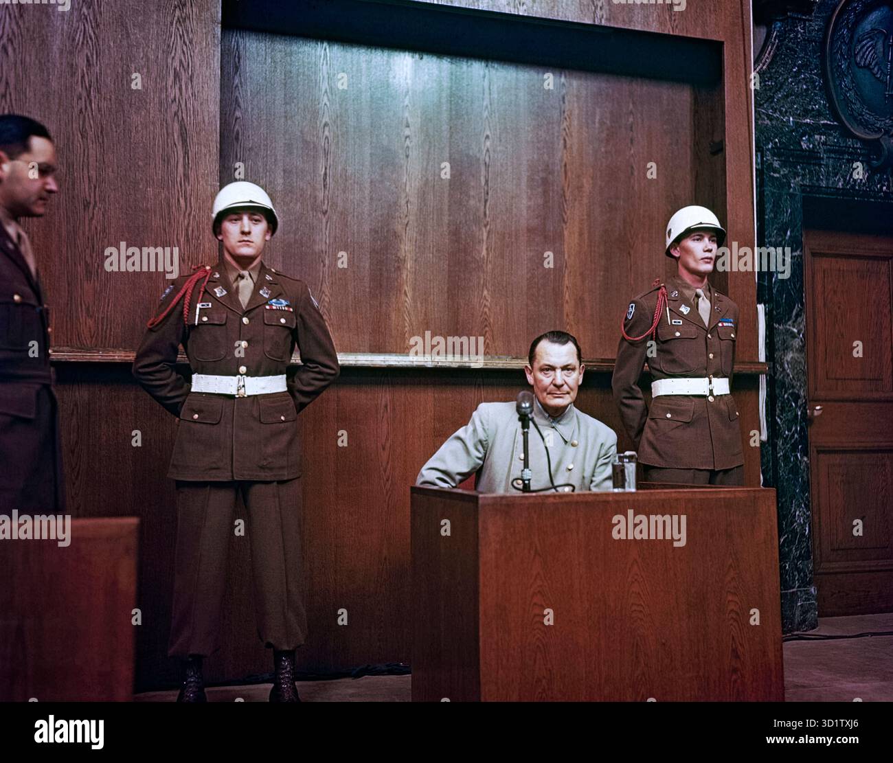 Hermann Goering (1893-1946) al banco dei testimoni durante il processo di Norimberga nel marzo 1946, dove fu sottoposto a un esame incrociato per crimini di guerra come ex Reichsmarschall e Comandante della Luftwaffe, una delle figure più potenti del partito nazista. Foto Stock