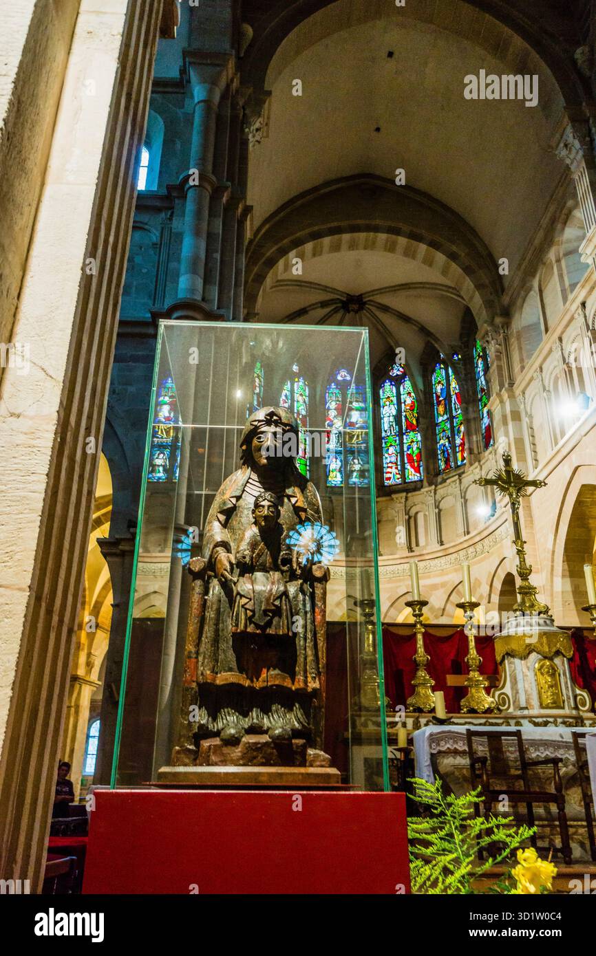 Vergine intagliata in legno, Chiesa di San Nicola (tempio cattolico di origine romanica, II secolo, e trasformata nel XIV secolo Foto Stock
