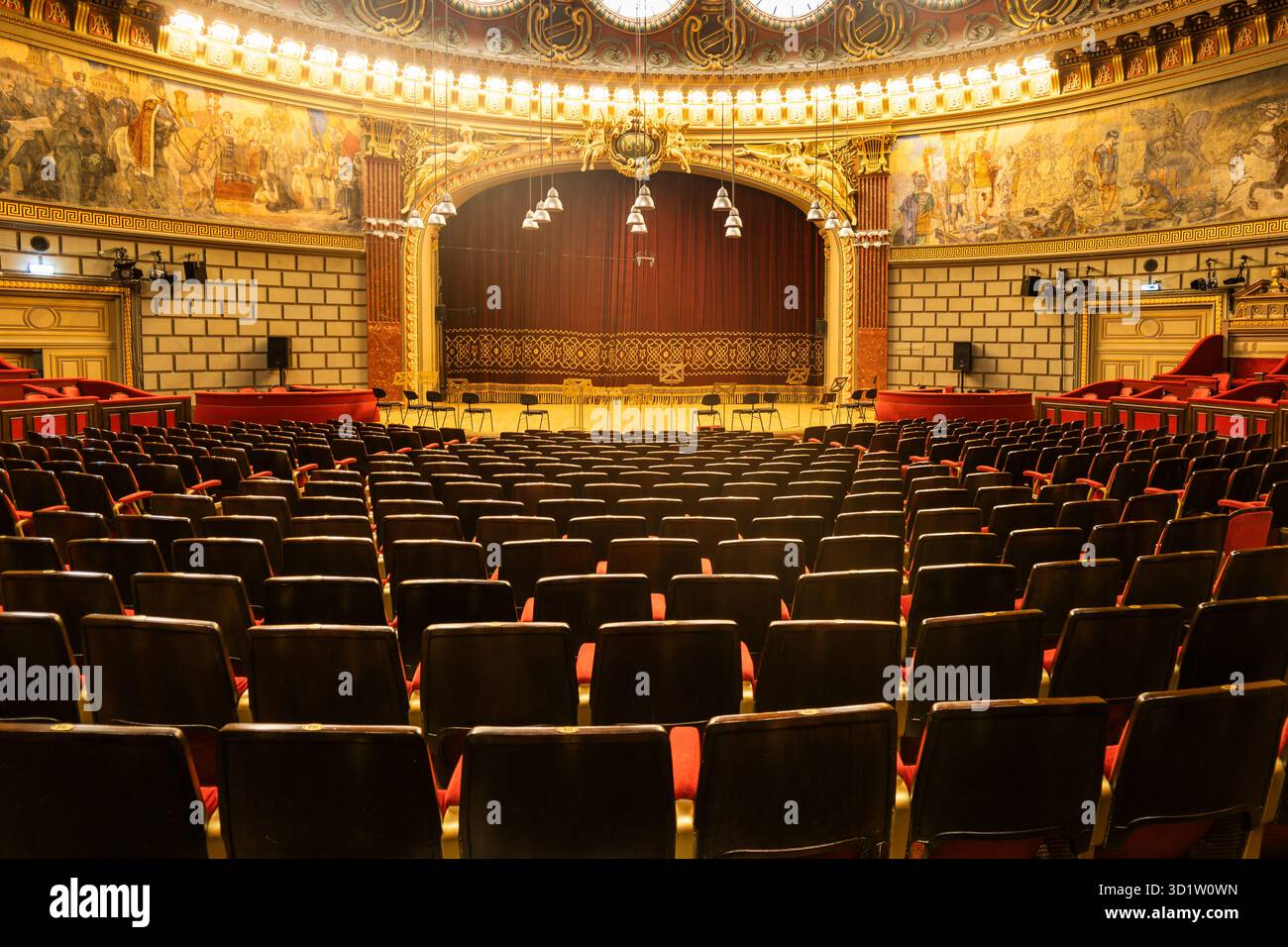 Bucarest, Romania - 08.10.2024: Edificio e interni dell'Opera Nazionale rumena a Bucarest. L'Opera Nazionale rumena di Bucarest è il più antico nat Foto Stock