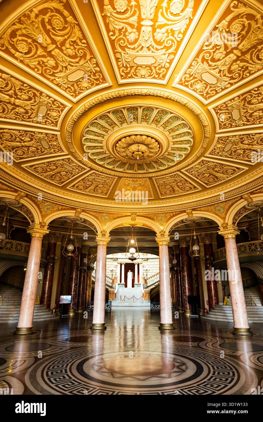 Bucarest, Romania - 08.10.2024: Edificio e interni dell'Opera Nazionale rumena a Bucarest. L'Opera Nazionale rumena di Bucarest è il più antico nat Foto Stock