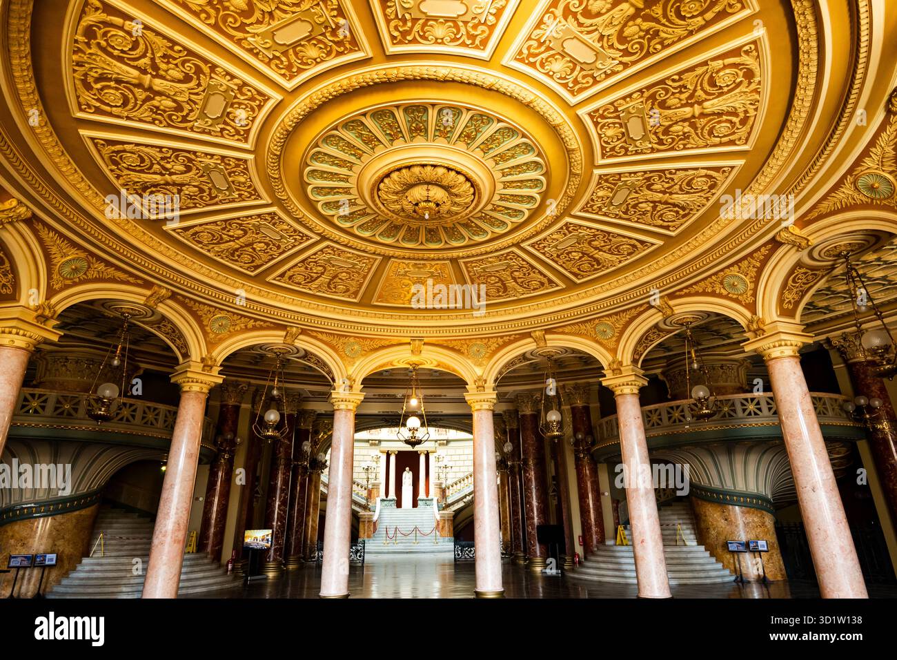 Bucarest, Romania - 08.10.2024: Edificio e interni dell'Opera Nazionale rumena a Bucarest. L'Opera Nazionale rumena di Bucarest è il più antico nat Foto Stock