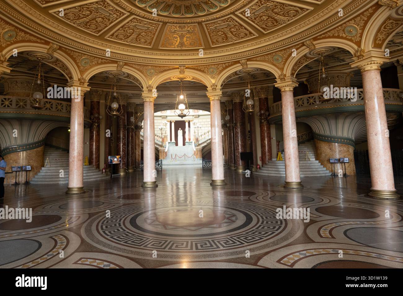 Bucarest, Romania - 08.10.2024: Edificio e interni dell'Opera Nazionale rumena a Bucarest. L'Opera Nazionale rumena di Bucarest è il più antico nat Foto Stock