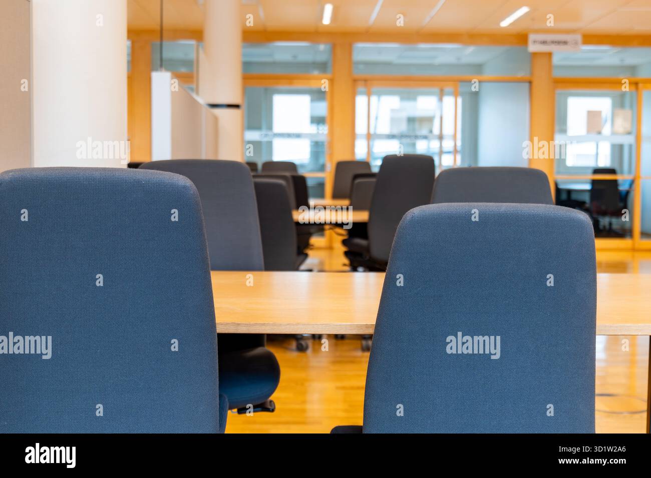 Ufficio vuoto, biblioteca o sala riunioni con sedie da ufficio. ufficio o aula moderna e vuota Foto Stock