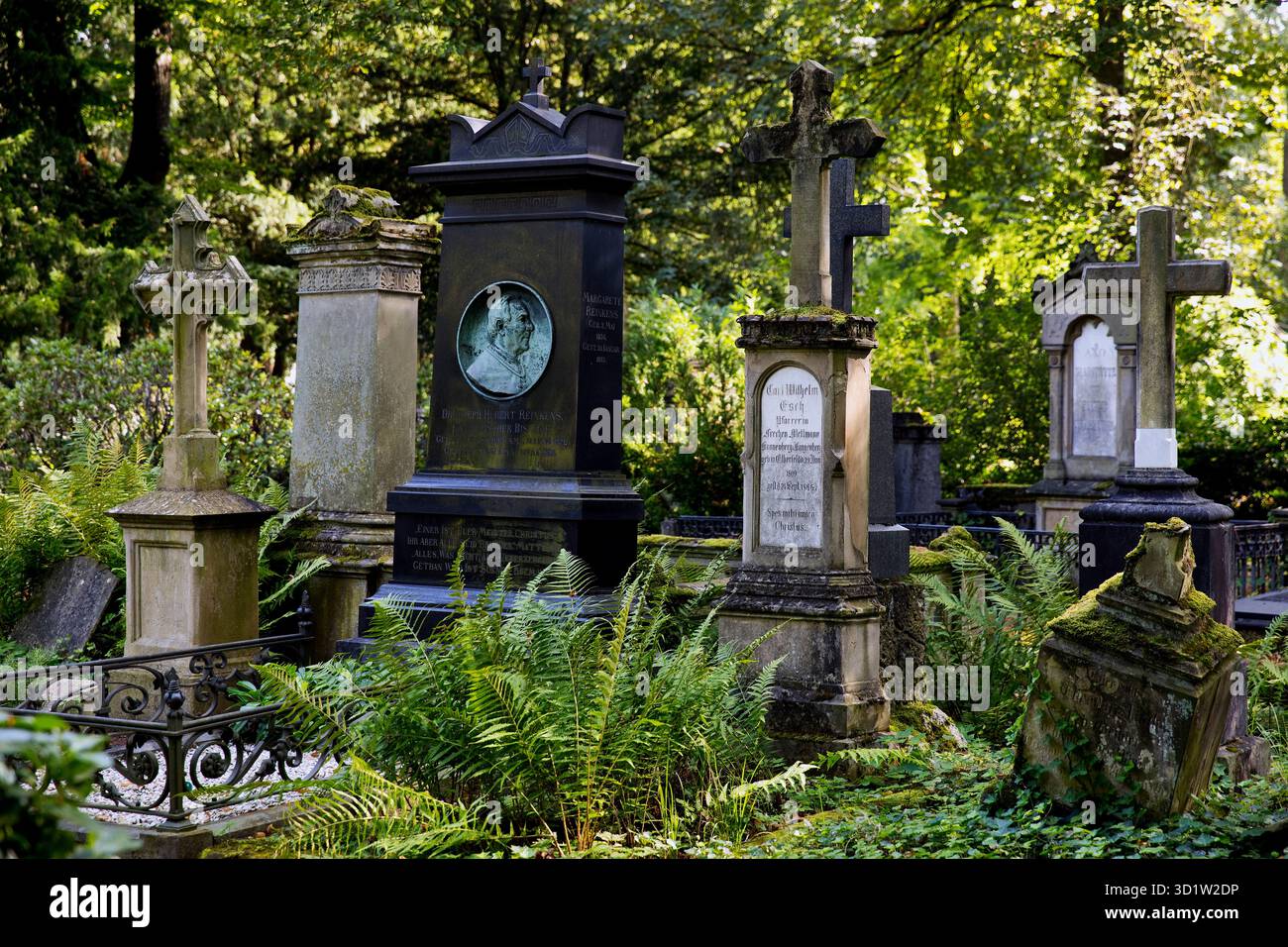 Antiche tombe immerse nel verde, Old Cemetery, Bonn, Renania settentrionale-Vestfalia, Germania, Europa Foto Stock
