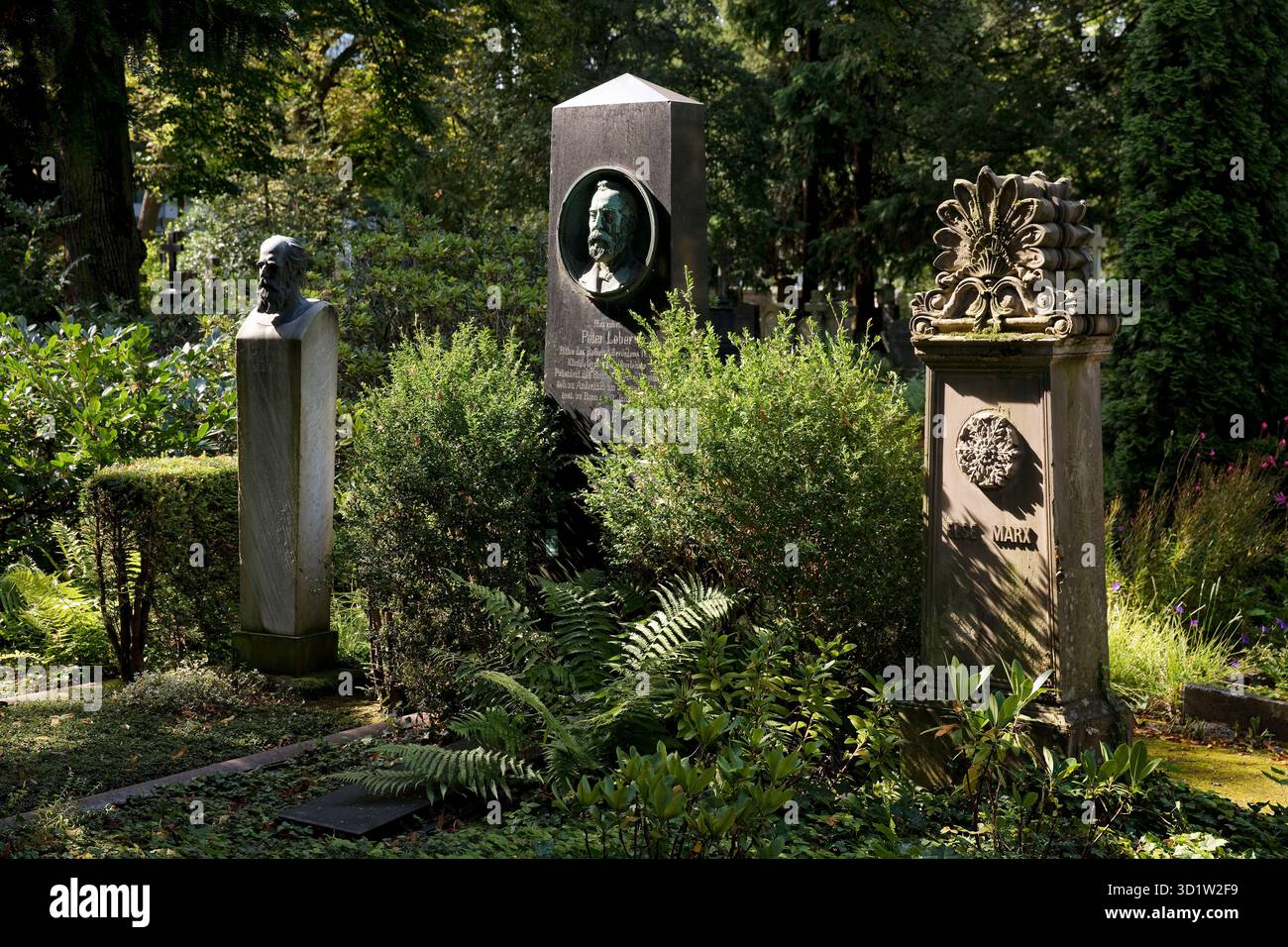 Antiche tombe immerse nel verde, Old Cemetery, Bonn, Renania settentrionale-Vestfalia, Germania, Europa Foto Stock