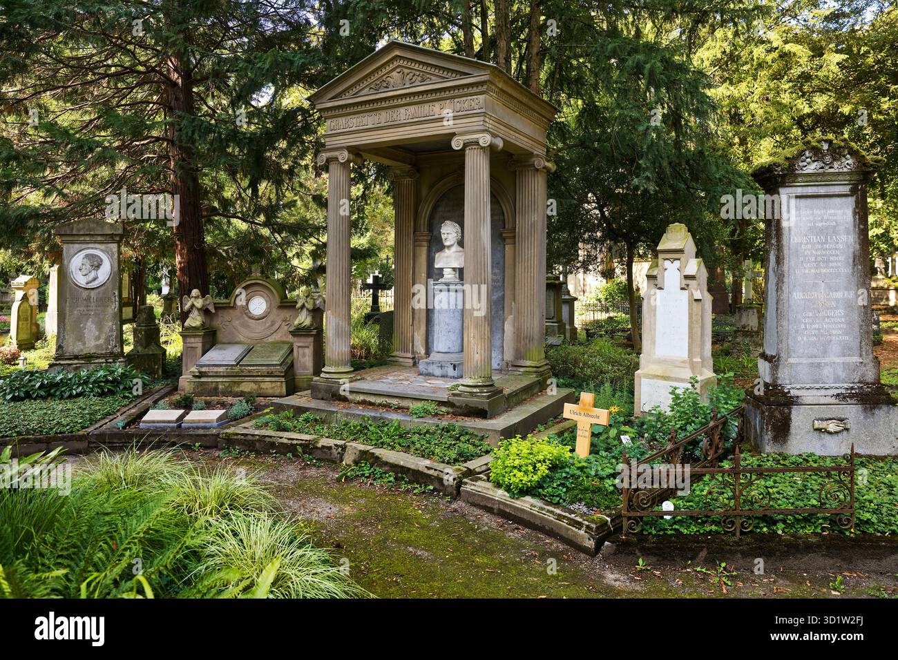 Antiche tombe immerse nel verde, Old Cemetery, Bonn, Renania settentrionale-Vestfalia, Germania, Europa Foto Stock