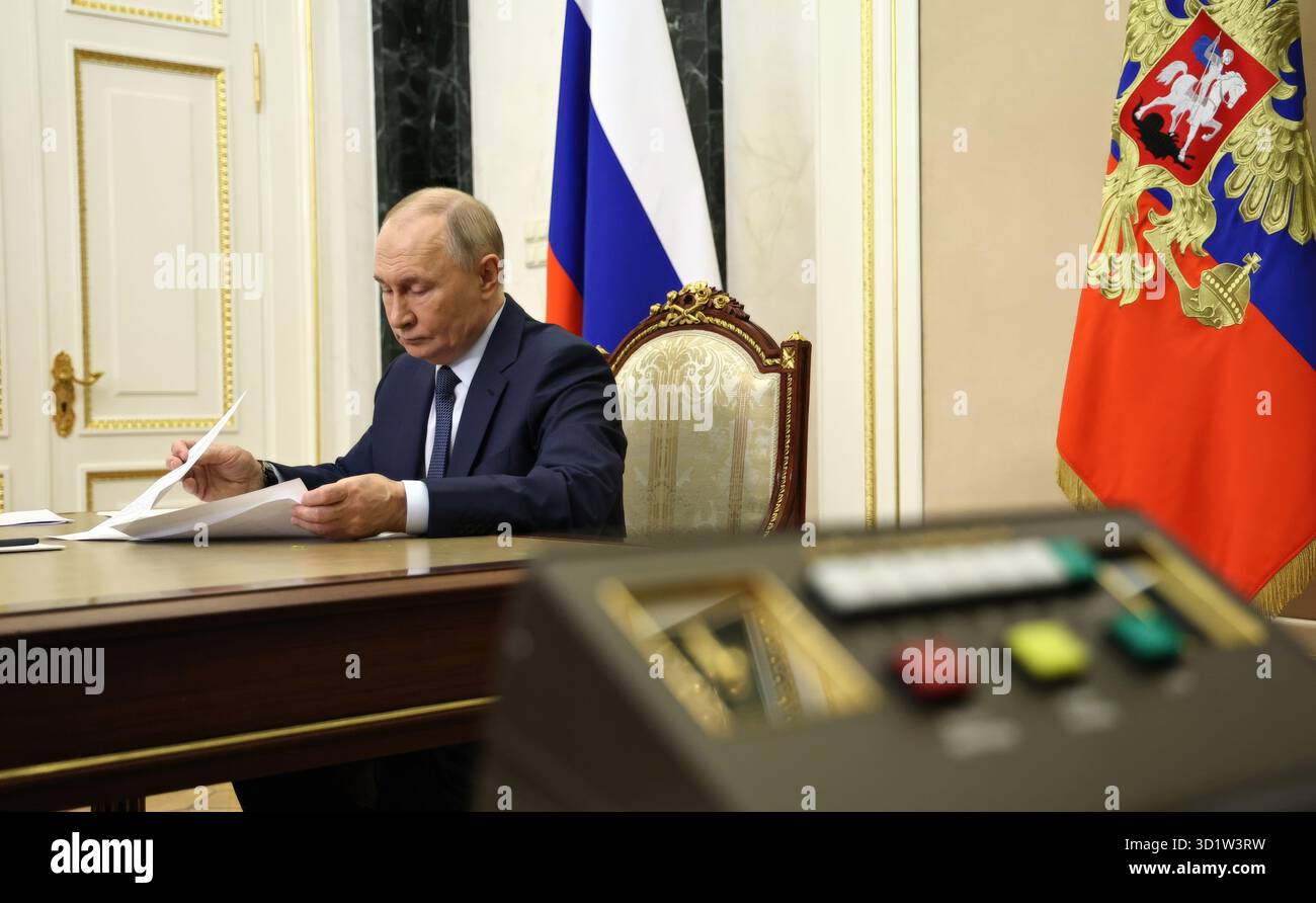 Mosca, Russia. 29 ottobre 2025. Il presidente russo Vladimir Putin, presiede una videoconferenza di membri del governo del Cremlino, 29 ottobre 2025 a Mosca, Russia. Crediti: Alexander Kazakov/piscina del Cremlino/Alamy Live News Foto Stock