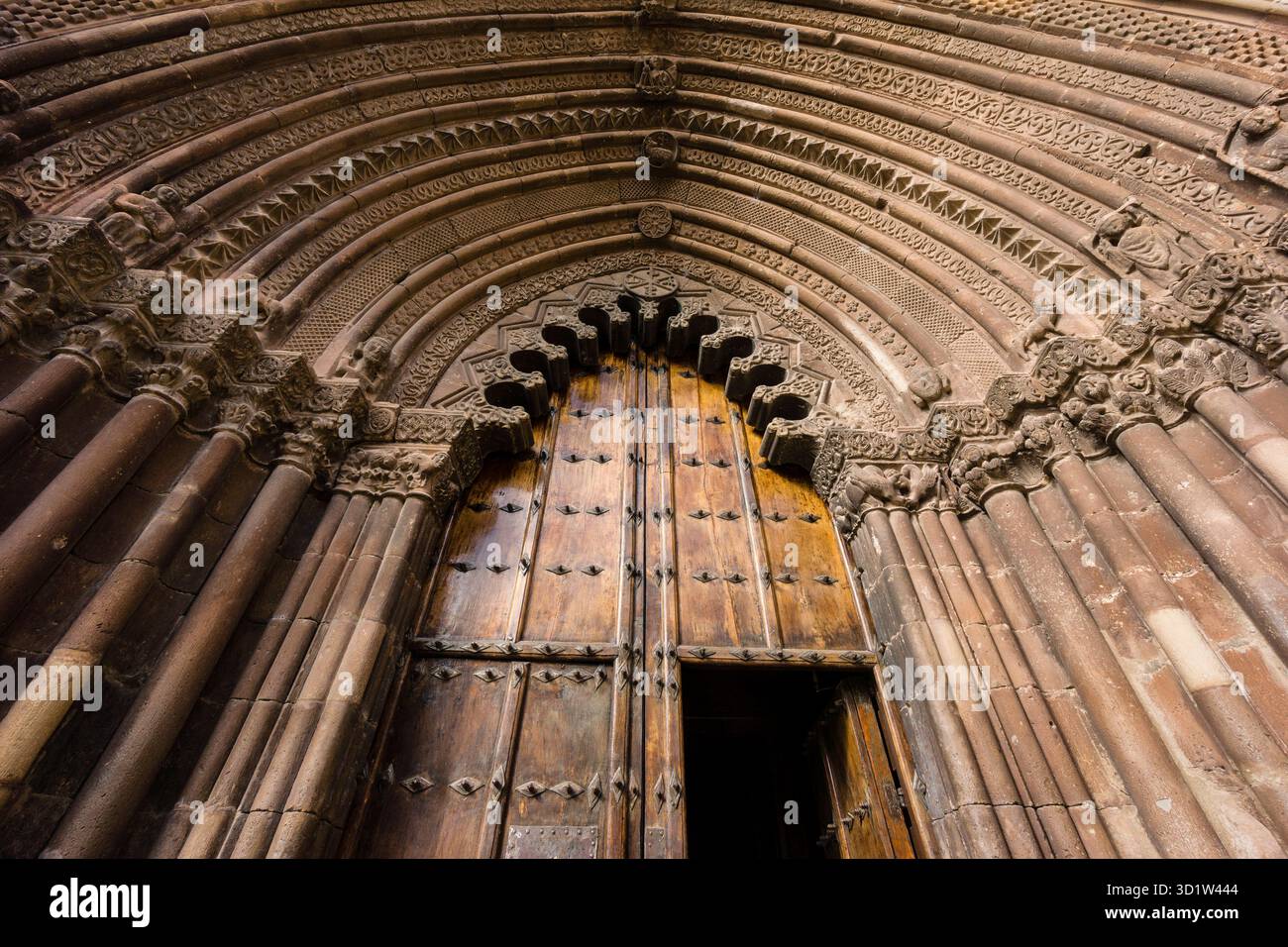 Porta a punta e arco multilobato, chiesa di San Román, costruita intorno al 1200, Cirauqui, comunità autonoma di Navarra, Spagna Foto Stock
