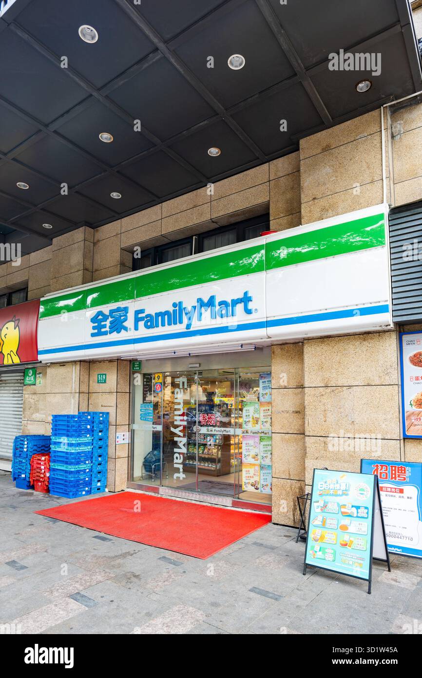 Shanghai, Cina - 10.01.2025: Minimarket Family Mart in Cina. Family Mart è la seconda catena di minimarket più grande del Giappone. Foto Stock