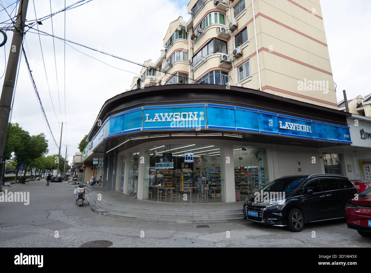Shanghai, Cina - 10.01.2025: Minimarket Family Mart in Cina. Family Mart è la seconda catena di minimarket più grande del Giappone. Foto Stock