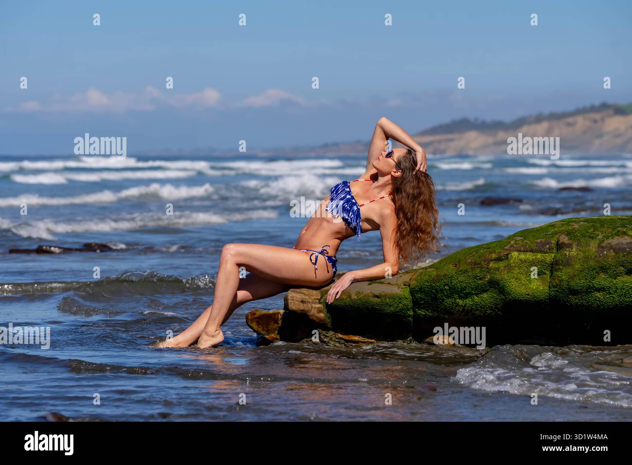 Eleganza sulla spiaggia: Una giornata di serenità al molo la Jolla con cieli blu radianti Foto Stock