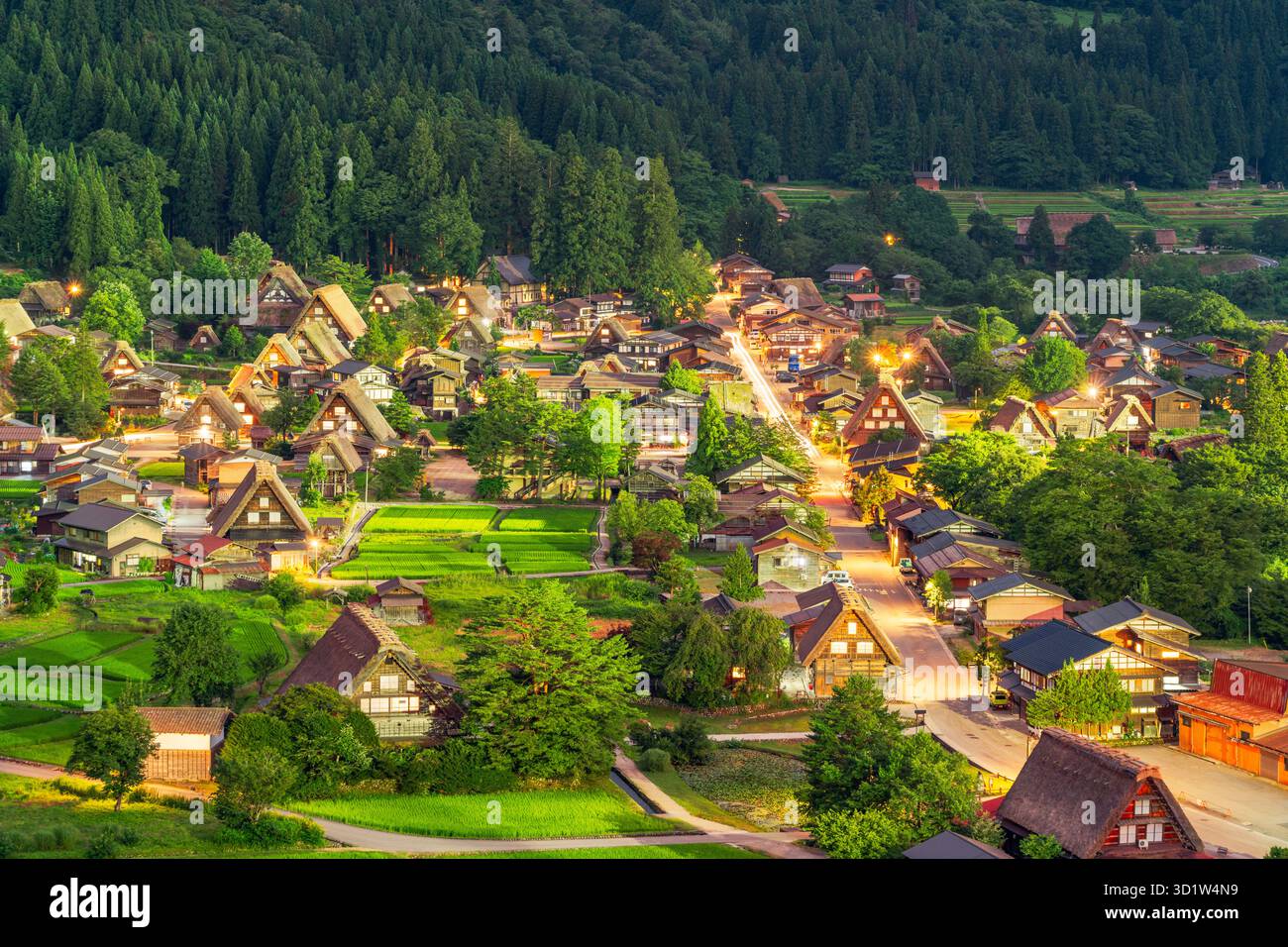 Shirakawa, Giappone al crepuscolo nella stagione estiva. Foto Stock