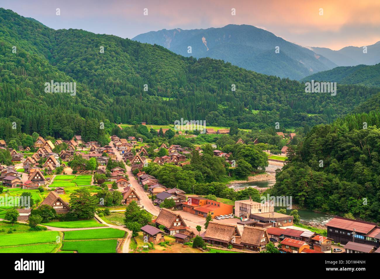 Shirakawa, Giappone al crepuscolo nella stagione estiva. Foto Stock