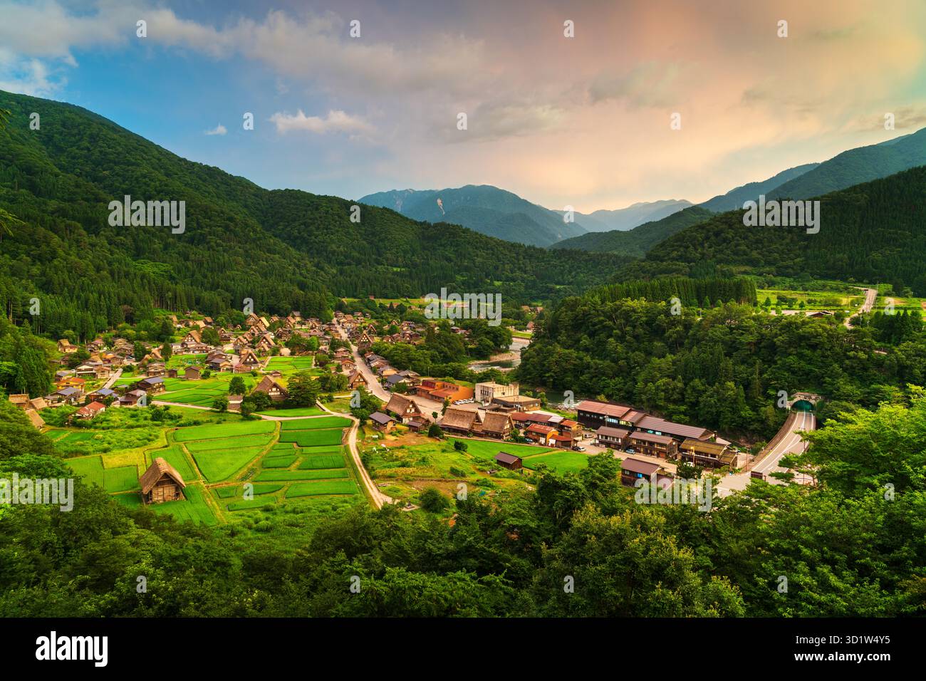 Ainokura, Toyama, Giappone nella remota regione di Gokayama al tramonto. Foto Stock