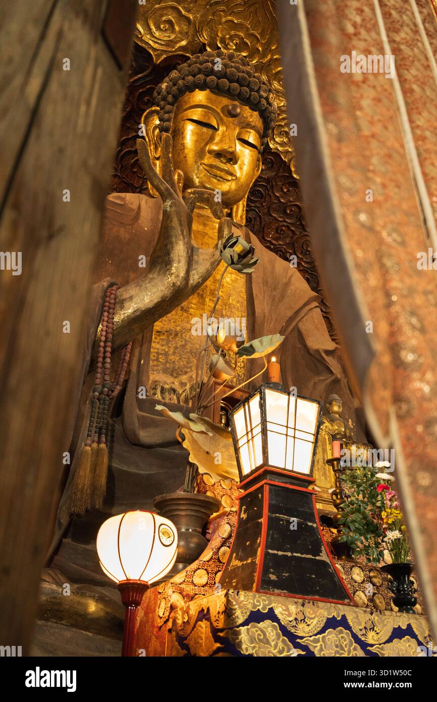 GIFU, GIAPPONE - 7 LUGLIO 2023: Il grande Buddha di Gifu situato nel tempio di Shōhō-ji. Foto Stock