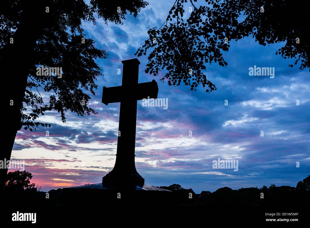 Croce latina e tramonto, chiesa di Santa Margherita 1470, Debno , voivodato della piccola Polonia, Carpazi, Polonia, europa Foto Stock