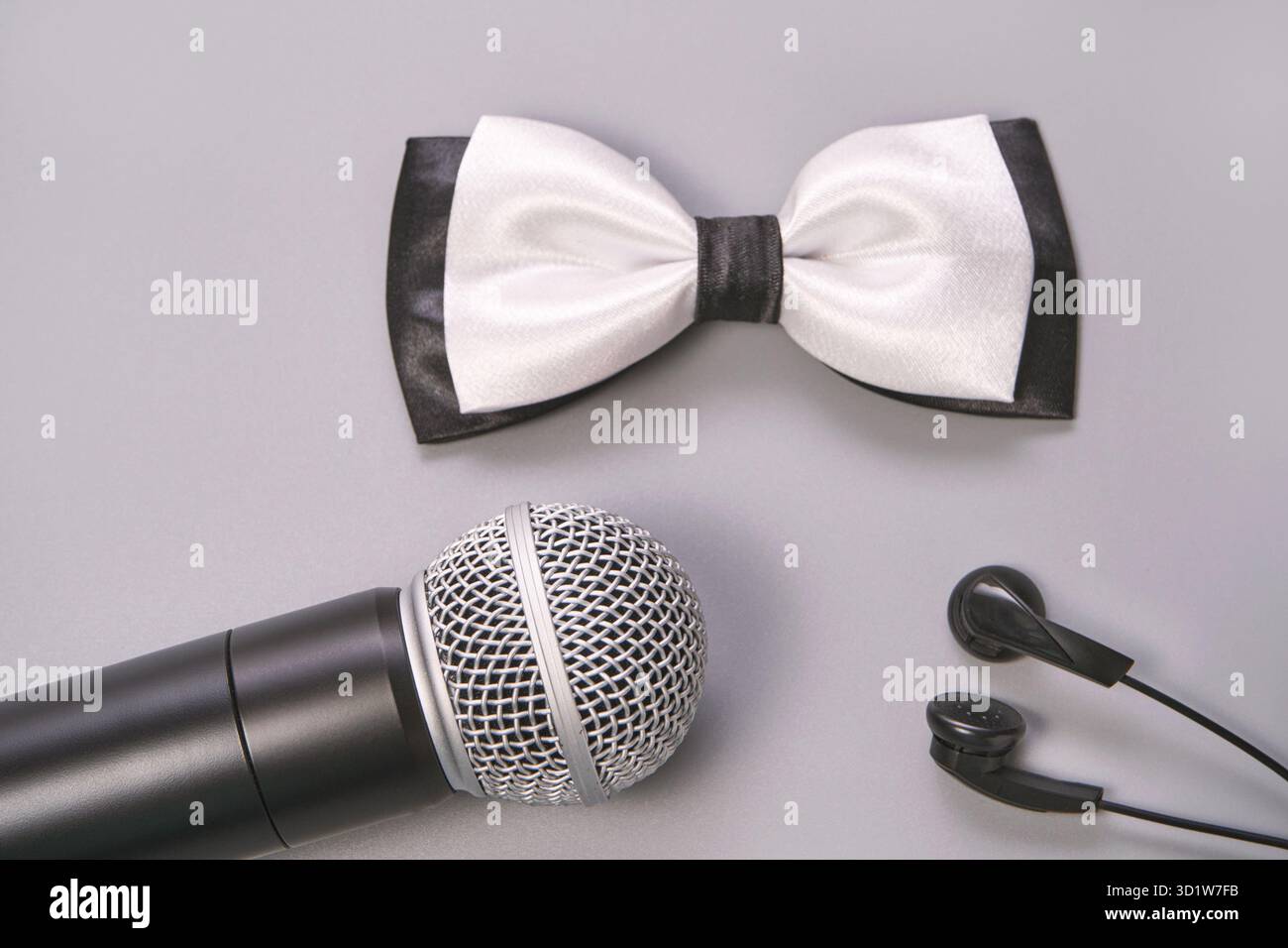 Concetto di microfono per ragazzi. Sfondo grigio. Artista cantante. Parlare in pubblico Foto Stock