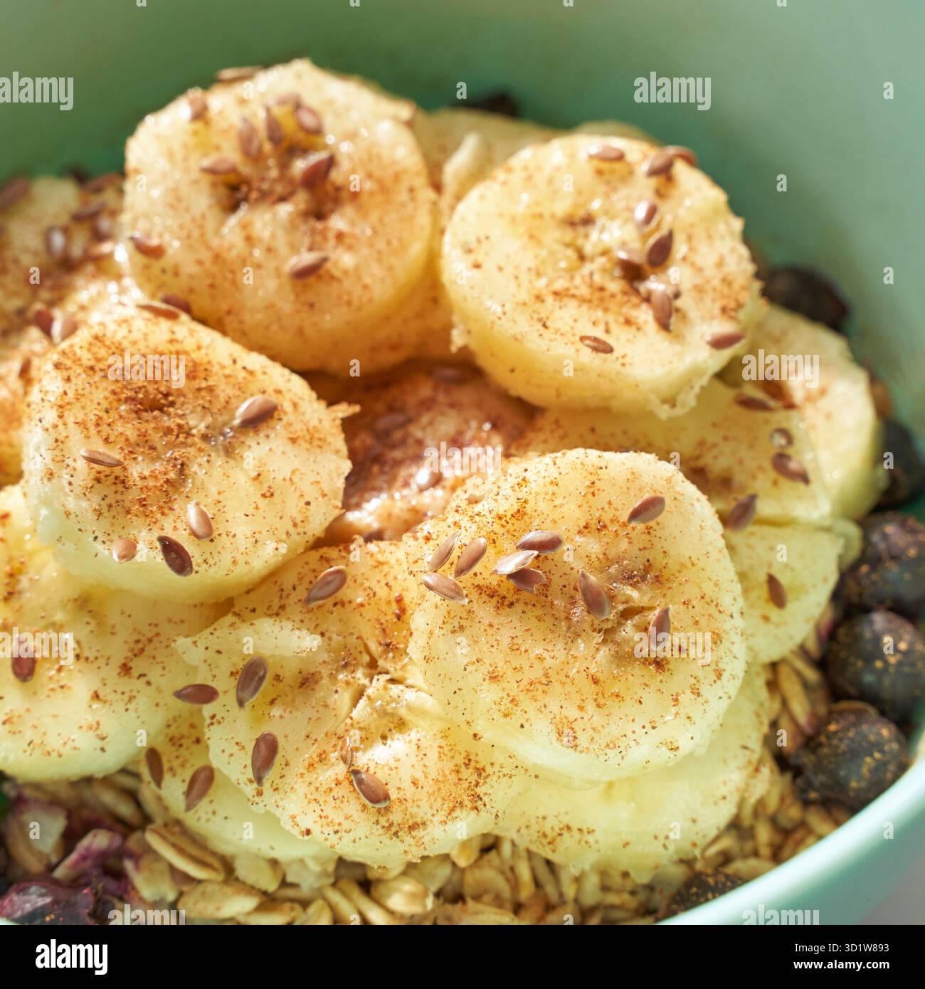 Colazione sana. Farinata d'avena con banana e semi di lino al recipiente. Foto Stock