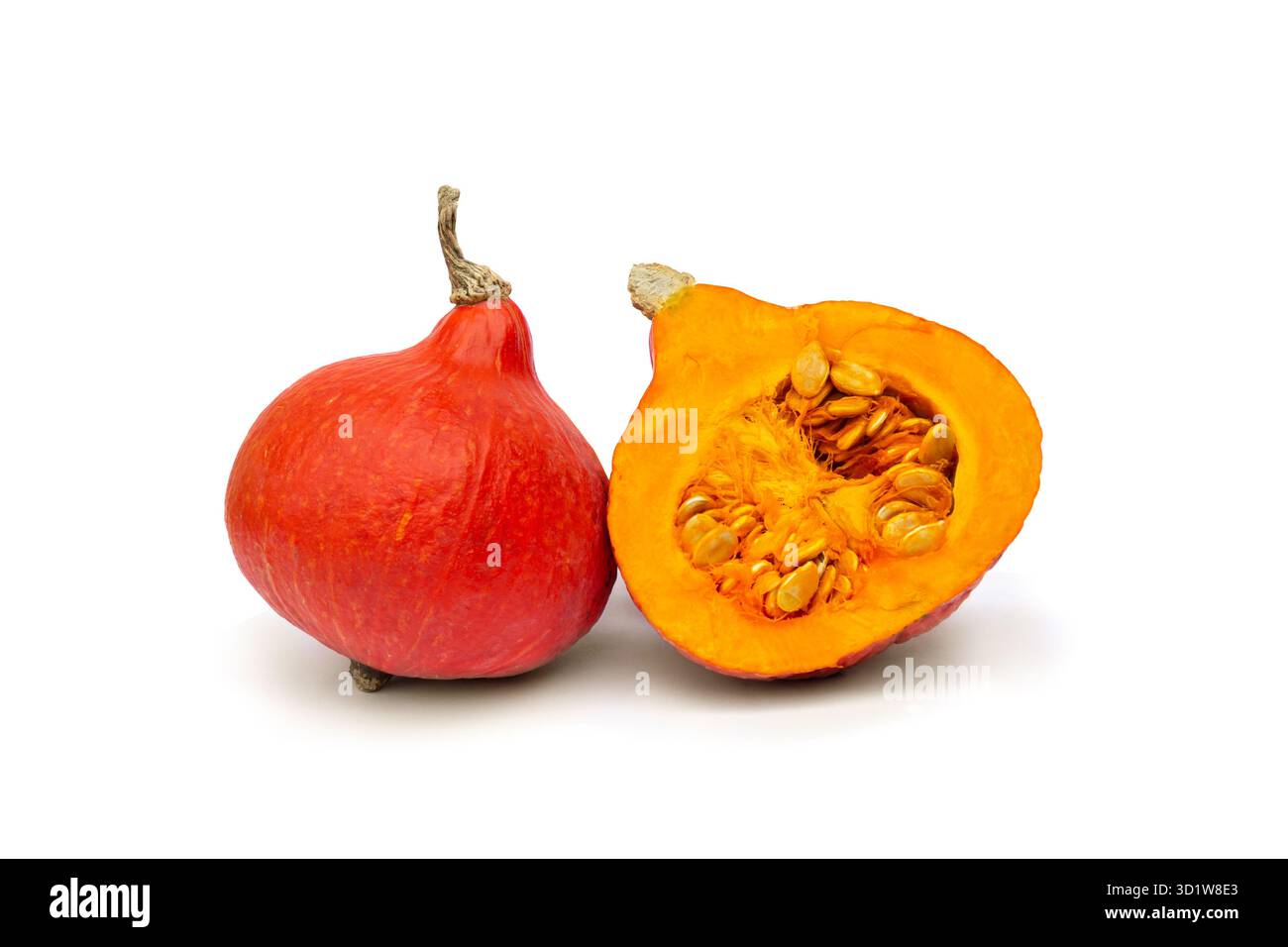 Frutta fresca cruda zucca rossa kuri ( hokkaido ) con metà semi su fondo bianco Foto Stock