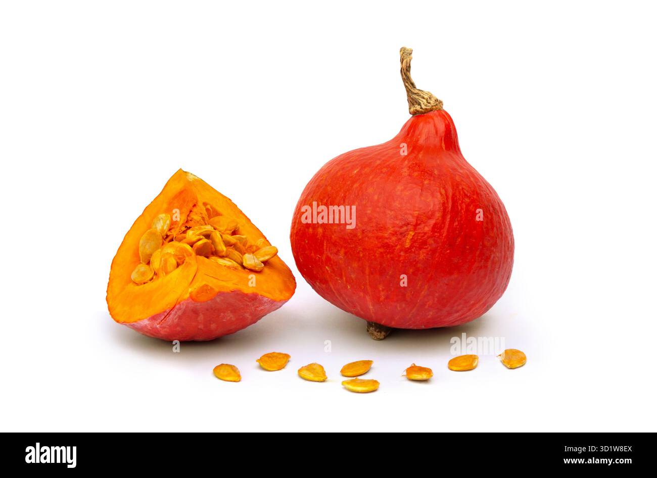 Frutta fresca cruda zucca rossa kuri ( hokkaido ) con pezzi e semi su sfondo bianco Foto Stock