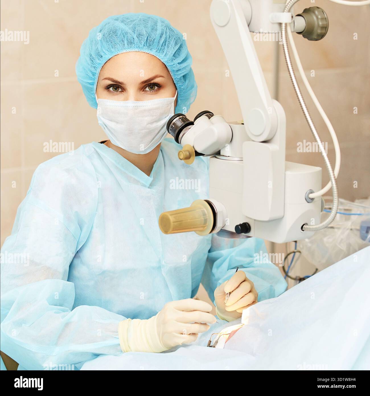Funzionamento del microscopio laser oftalmologico. Medico in clinica. Trattamento degli occhi del paziente. Miopia e rimozione della cataratta Foto Stock