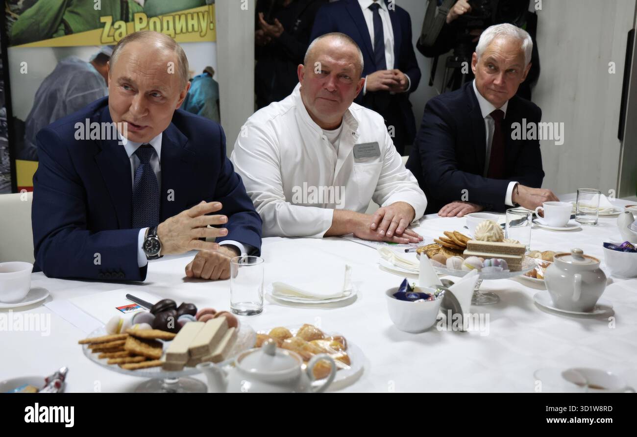 Mosca, Russia. 29 ottobre 2025. Il presidente russo Vladimir Putin, a sinistra, parla con i soldati della 127a brigata di ricognizione separata durante il pranzo al Mandryk Central Military Clinical Hospital, il 29 ottobre 2025 a Mosca, Russia. Da sinistra a destra: Il presidente Vladimir Putin, il capo dell'ospedale Pavel Krainyukov e il ministro della difesa Andrei Belousov. Crediti: Vyacheslav Prokofyev/piscina del Cremlino/Alamy Live News Foto Stock