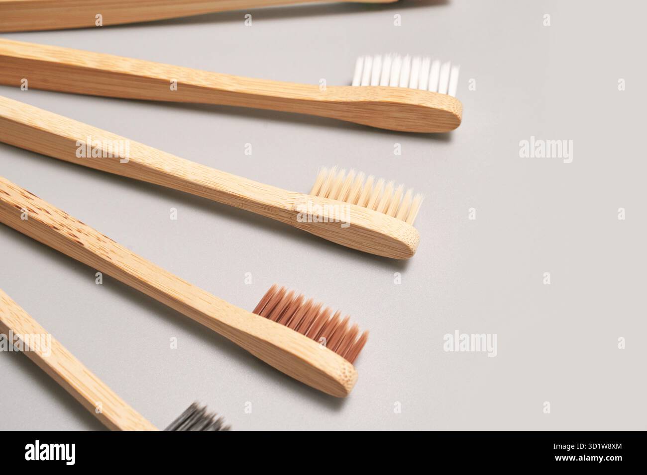 Set di spazzolino ecologico su sfondo grigio. Colore diverso. Foto Stock
