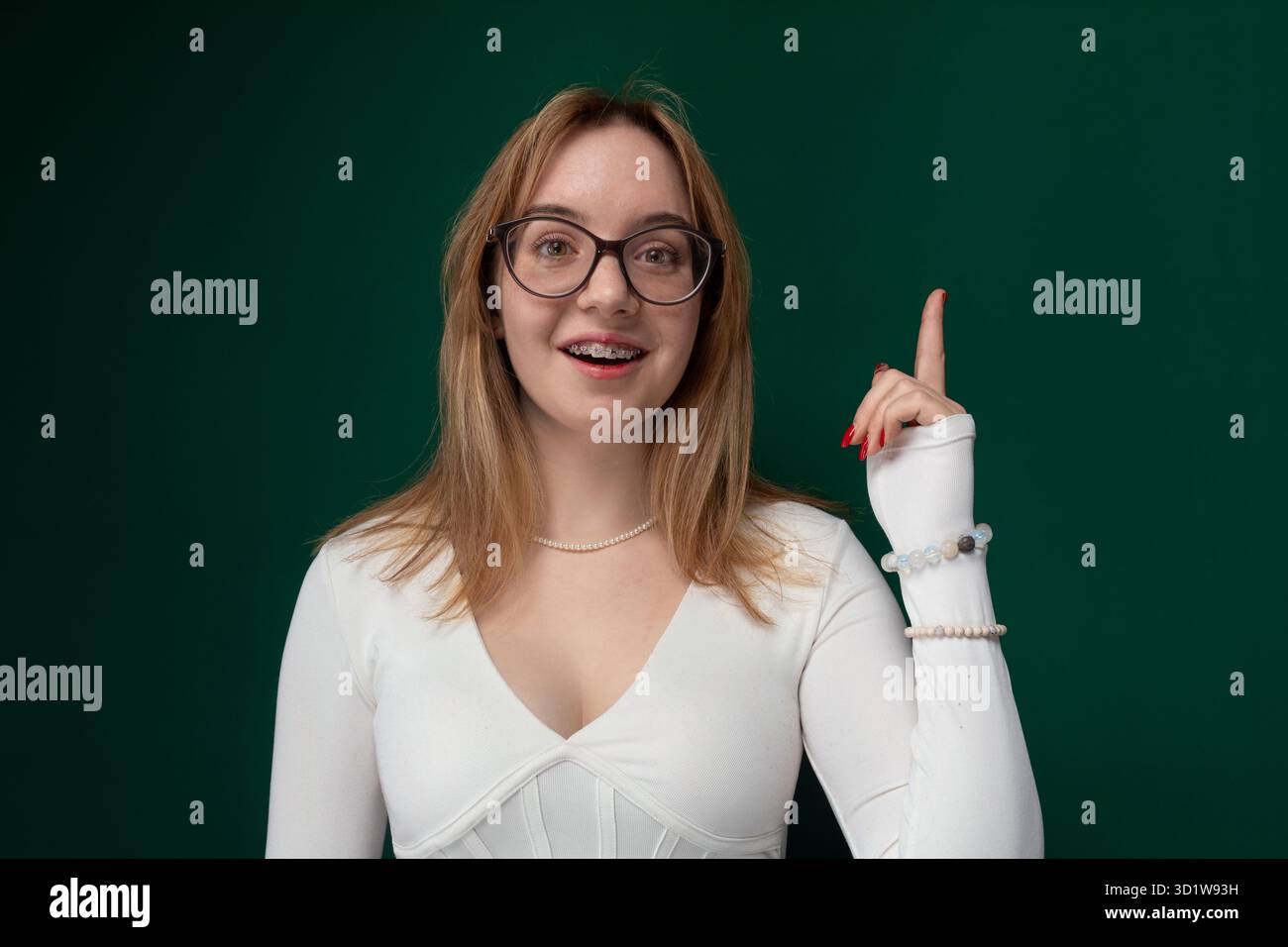 Donna che indossa occhiali e camicia bianca Foto Stock
