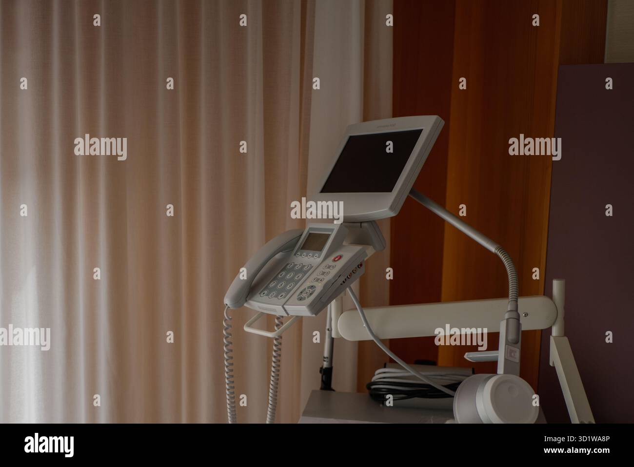 Moderno monitor diagnostico ospedaliero e dispositivo di comunicazione con cavi medicali e pannello di controllo in sala clinica. Foto di alta qualità Foto Stock