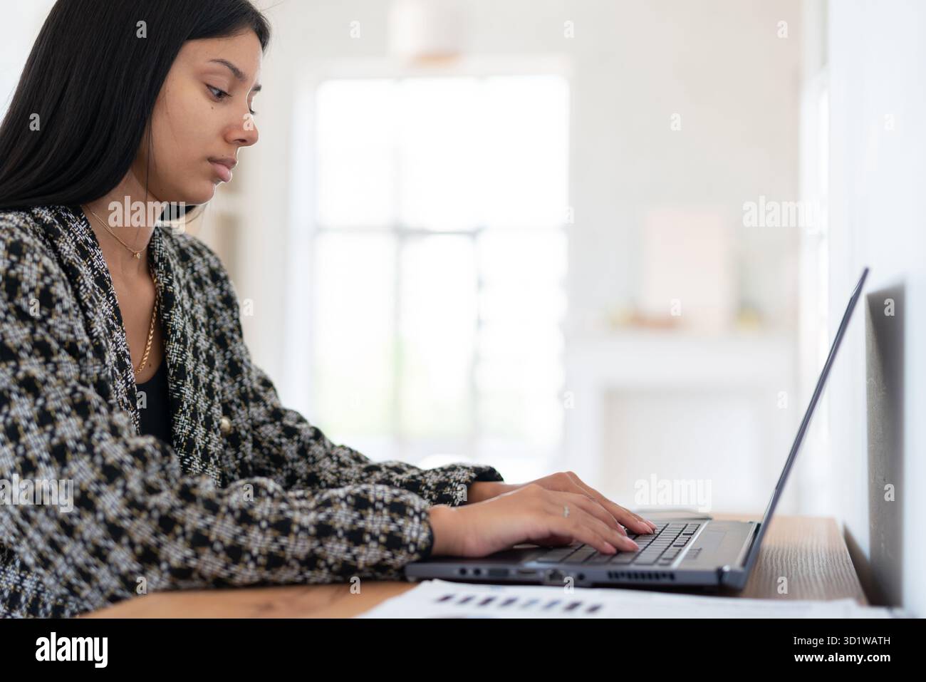 Studente che lavora a casa con un notebook Foto Stock