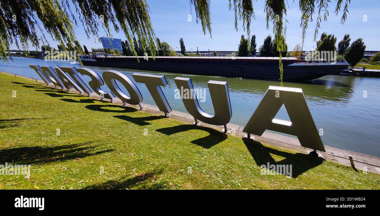Cartello autostradale sul canale Mittelland con una chiatta che passa, Wolfsburg, Germania, Europa Foto Stock