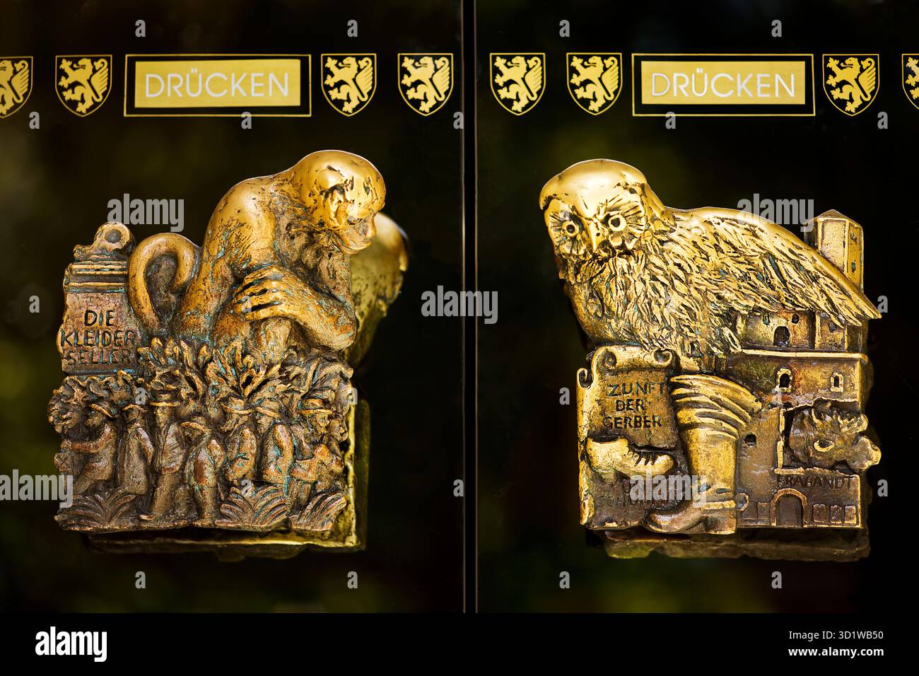 Maniglie delle porte nel municipio con motivi della storia della città di Braunschweig, Germania Foto Stock