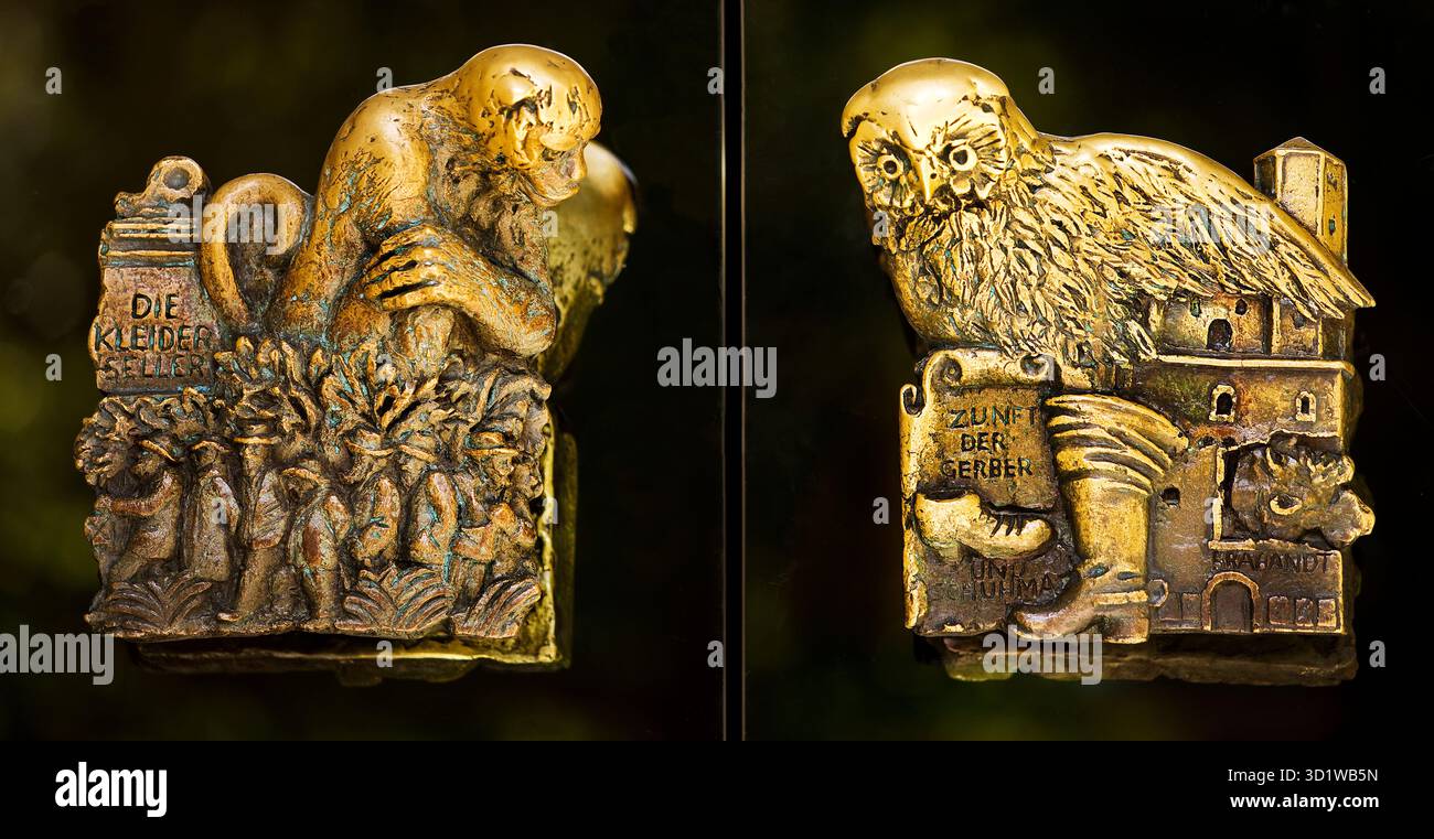 Maniglie delle porte nel municipio con motivi della storia della città di Braunschweig, Germania Foto Stock