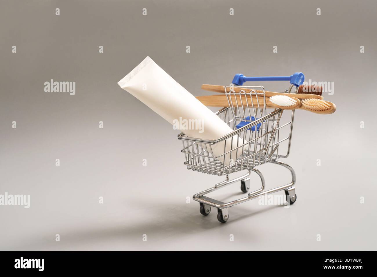 Set di spazzolino ecologico su sfondo grigio. Colore diverso al carrello Foto Stock