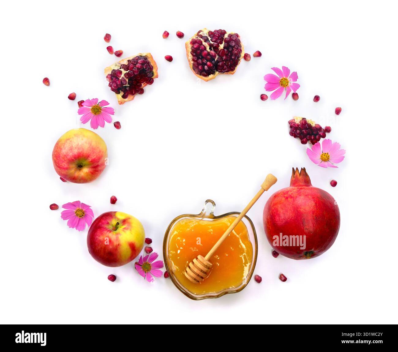 Miele nel recipiente di vetro, mele rosse, fiori rosa, granati, cucchiaia di miele di legno su sfondo bianco con spazio per il testo. Vista dall'alto, disposizione piatta Foto Stock