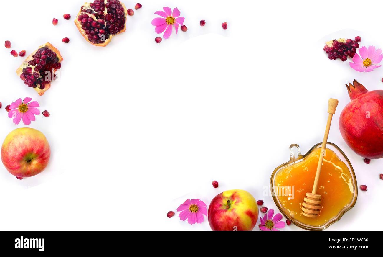 Miele nel recipiente di vetro, mele rosse, fiori rosa, granati, cucchiaia di miele di legno su sfondo bianco con spazio per il testo. Vista dall'alto, disposizione piatta Foto Stock