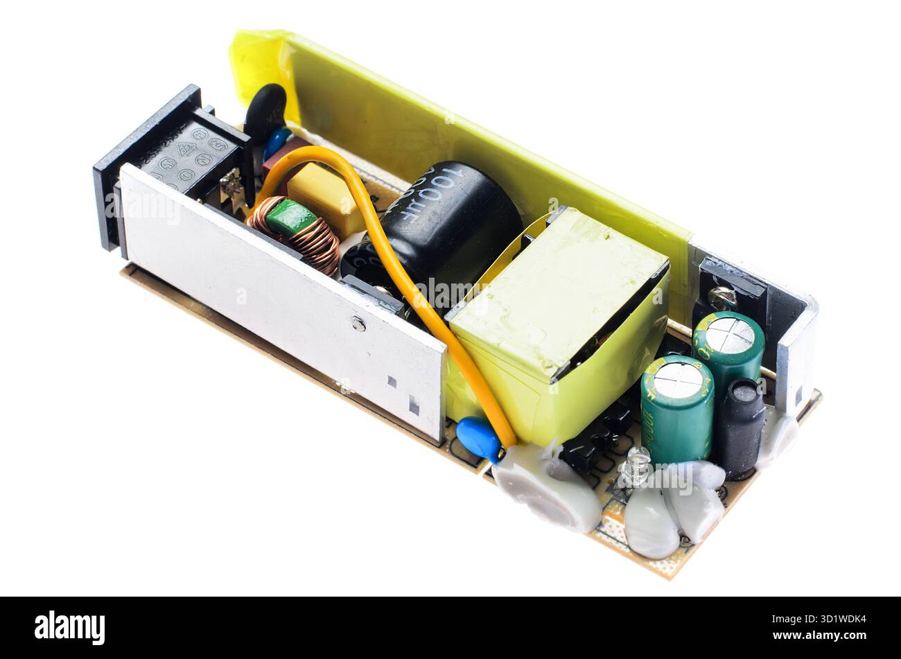 Foto macro di una vecchia scheda di alimentazione danneggiata con condensatore gonfio e altre parti elettroniche su sfondo bianco. Perfetto per la riparazione, diagnost Foto Stock