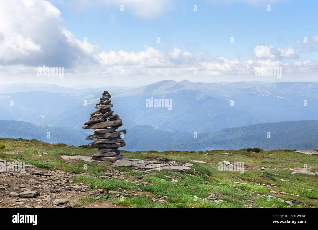 Pila di pietre zen, rocce naturali impilate l'una sull'altra in montagna in estate. Concetto di armonia ed equilibrio Foto Stock