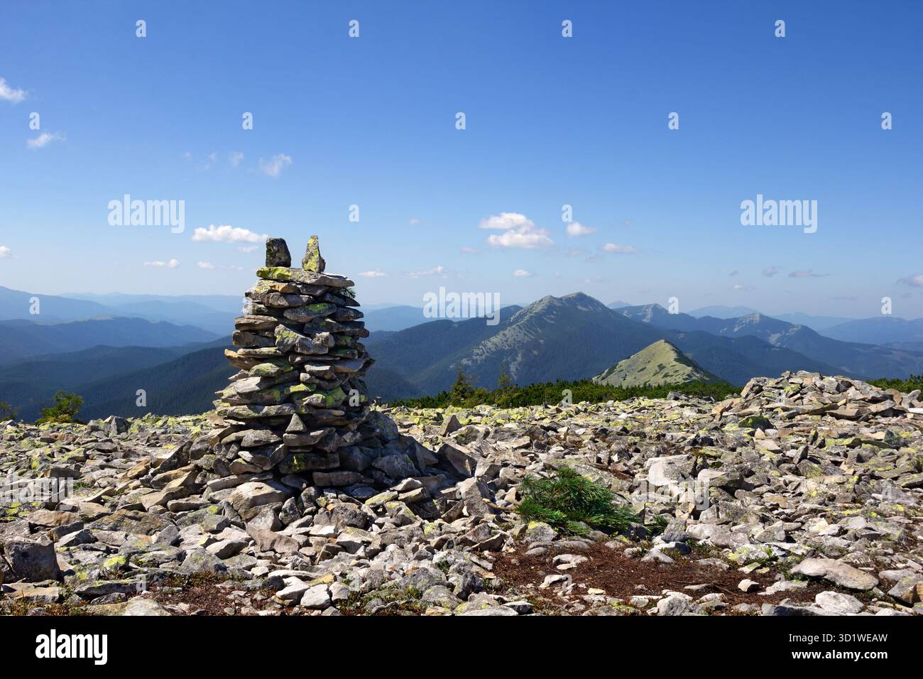 Pila di pietre zen, rocce naturali impilate l'una sull'altra in montagna in estate. Concetto di armonia ed equilibrio. Prospettiva tonale Foto Stock