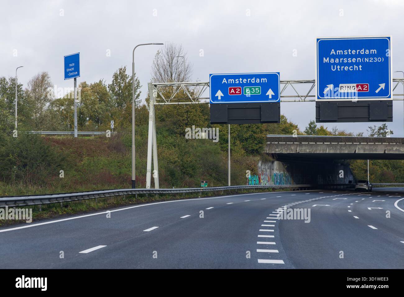 Indicazioni stradali sulla A2 vicino ad Amsterdam, che mostrano le indicazioni per Amsterdam, Maarssen (N230) e Utrecht. Preso dalla strada. Utrecht, Paesi Bassi. 25 O Foto Stock