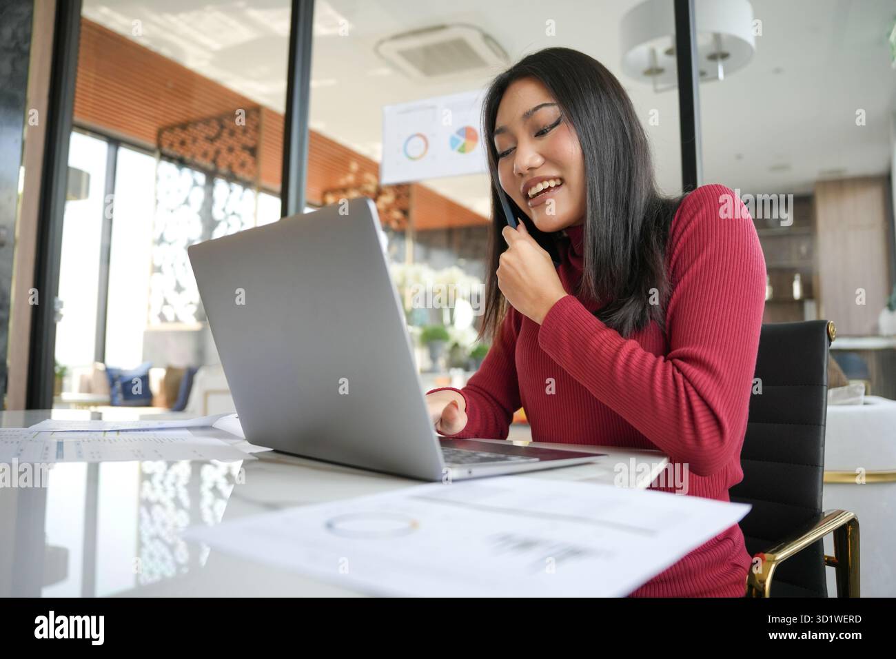Tempo di controllo notizie social media tecnologia cellulare e-commerce Foto Stock