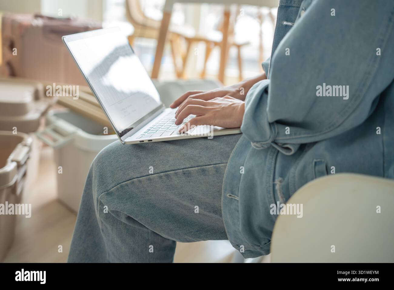 Studentessa donna asiatica seduta sul letto in dormitorio lavoro studentesco universitario o compiti a casa sul portatile nel dormitorio universitario Foto Stock