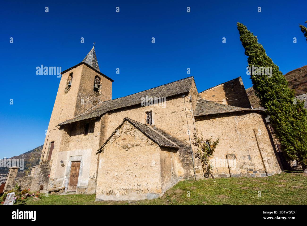 Chiesa di Sant Peir de Betlan, XI secolo, Betlan, Valle dell'Aran, catena montuosa dei Pirenei, Spagna, europa Foto Stock